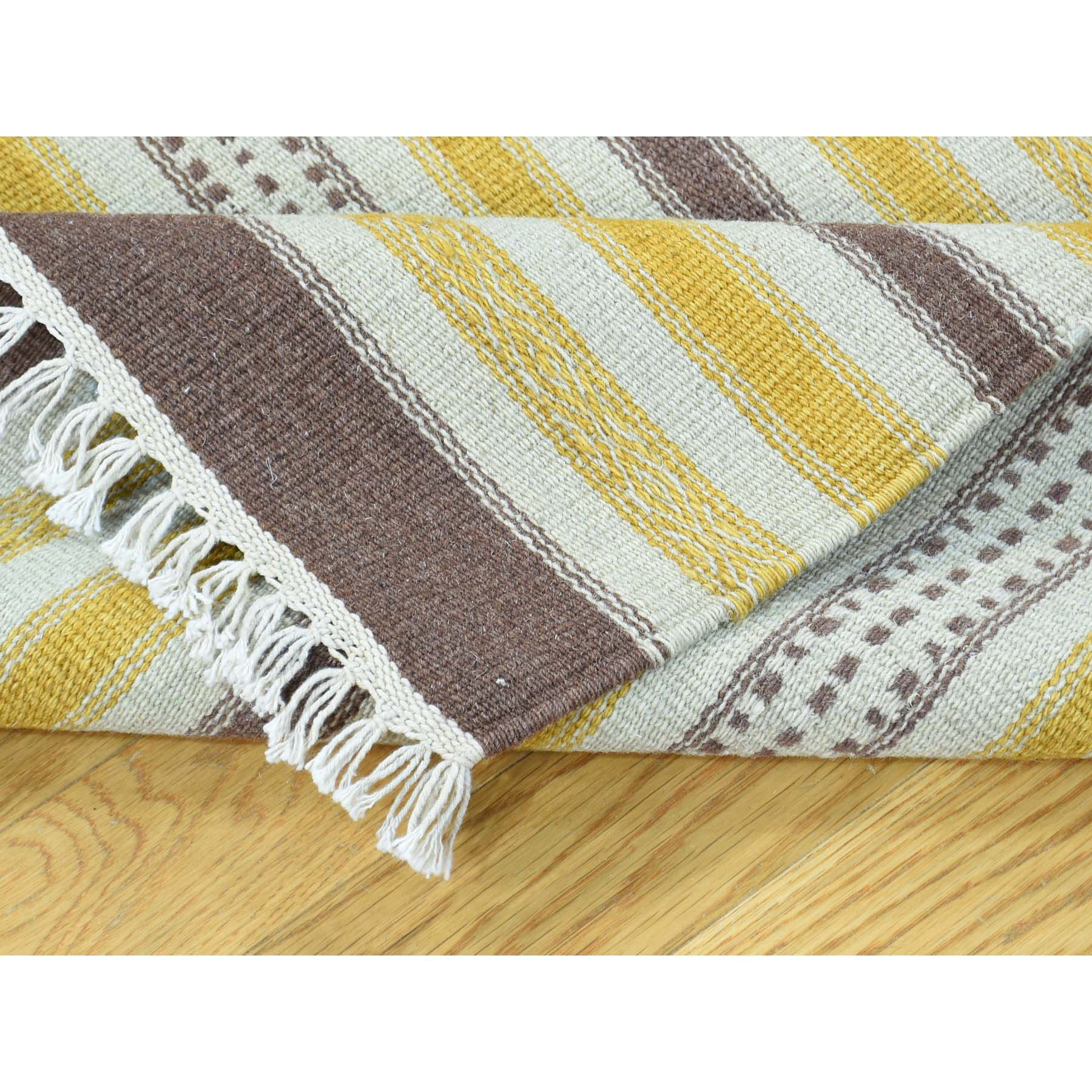 Casual Wool Hand-Woven Area Rug 2'5